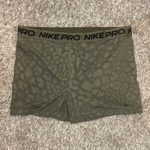 Women’s Nike Pro 3” Shorts – Leopard Print